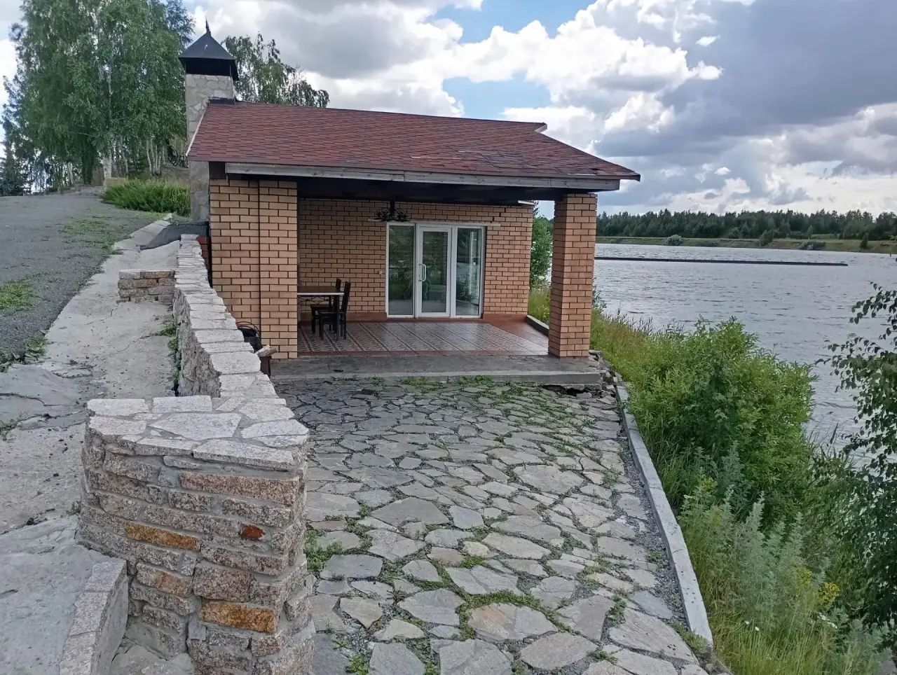 Стол и скамейки в озёрной беседке на Бирюзовом озере